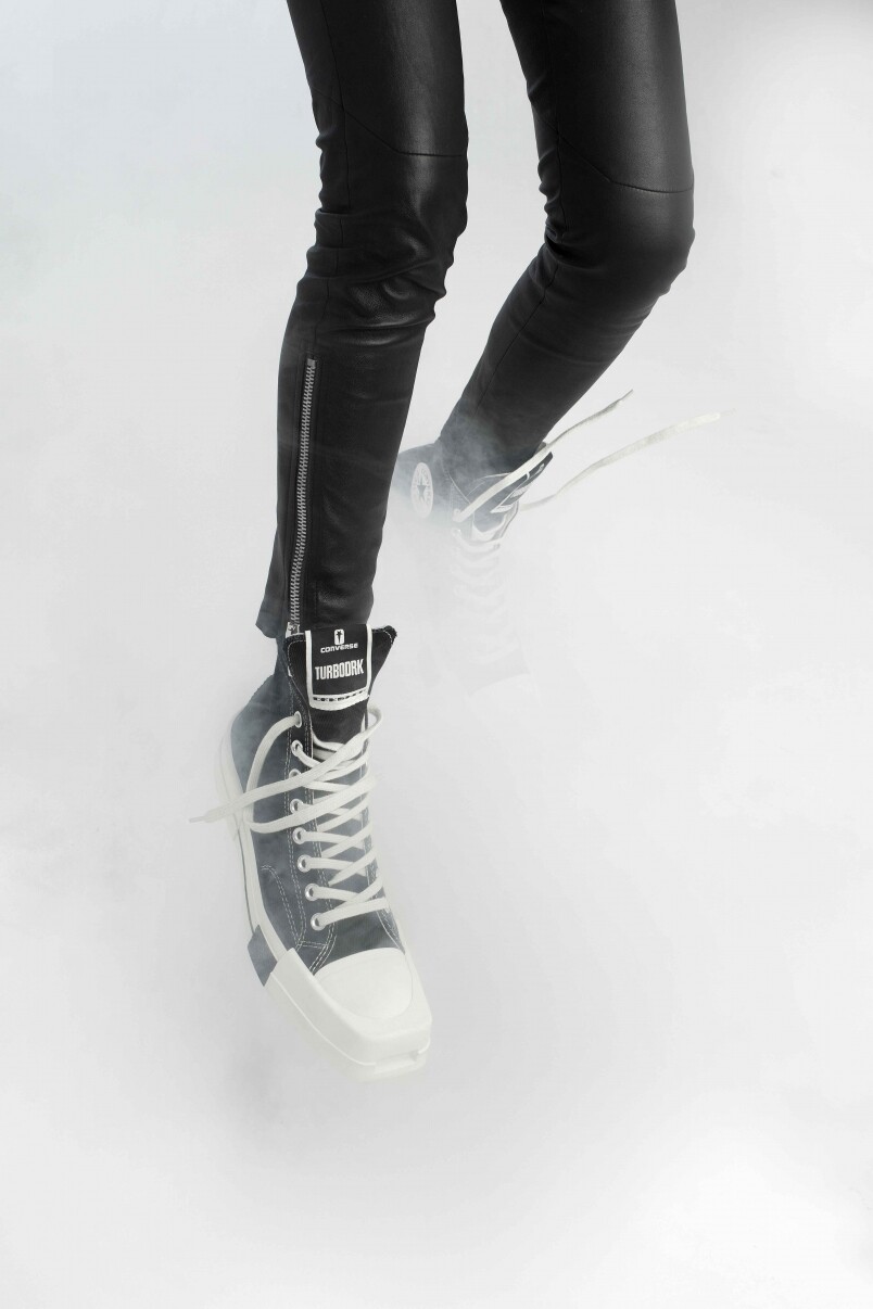 Converse⾸次聯⼿時尚界標誌性反傳統⼈物之一的Rick Owens，以獨特的⽅形鞋頭設計重新詮