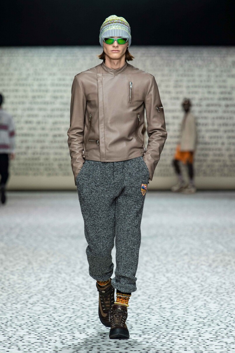 在 2022 年秋季 Dior 男士服裝系列中，男裝藝術總監 Kim Jones 的創作靈感來自叱咤