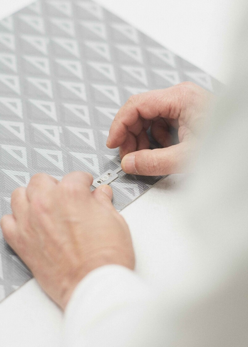 在品牌位於義大利的工坊中，工匠先以手工繪製俐落簡潔的 CD 鑽石切割