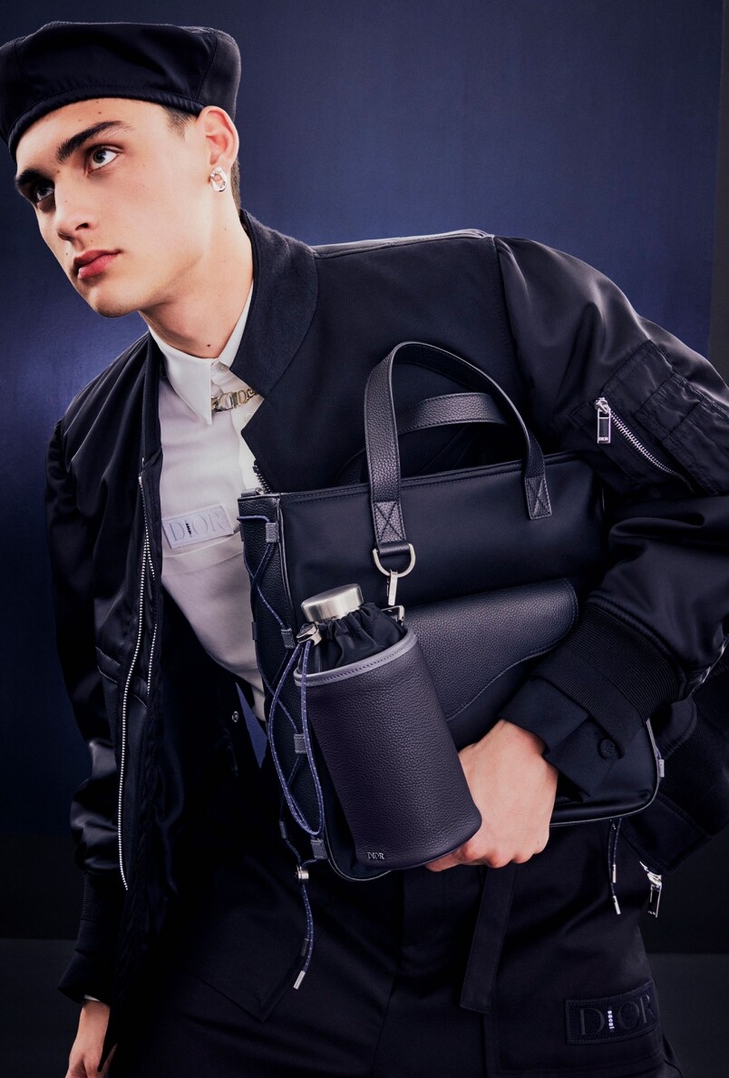 Dior 與獨立品牌 sacai 合作開展了一個項目,該項目代表了兩位設計師、兩種傳 Dior 與獨立品牌 sacai 合作開展了一個項目,該項目代表了兩位設計師、兩種傳