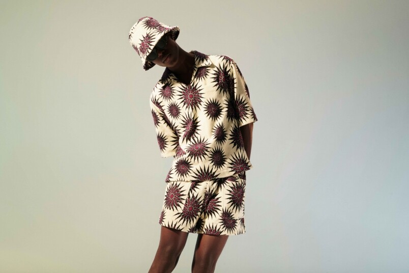 Dries Van Noten 亦指:「我很榮幸與MR PORTER推出這個夏日服飾系列,這個系列充滿正向 Dries Van Noten 亦指:「我很榮幸與MR PORTER推出這個夏日服飾系列,這個系列充滿正向