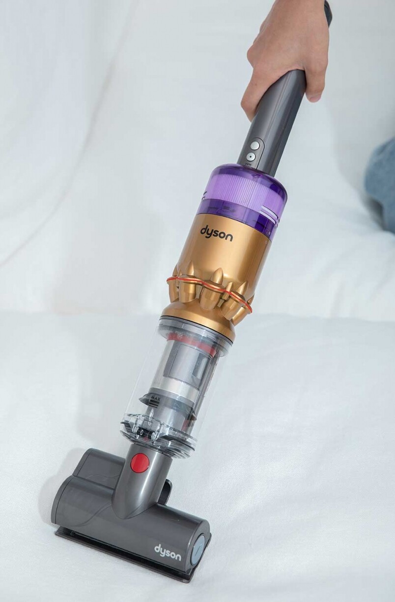 Dyson Omni-glide™多向吸塵機是首款搭載多向軟絨毛滾筒吸頭的吸塵機，吸頭配置