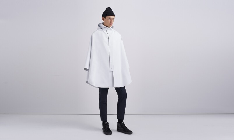 美國紐約新晉品牌THE ARRIVALS旗下有一UNISEX雨衣系列，之前更找過藝術設計工作