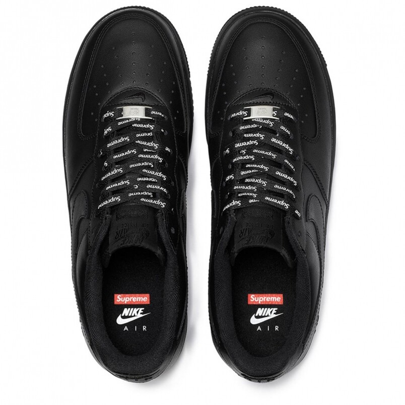 而黑色版本的Supreme x Nike Air Force 1 Low，則有黑底白字的Supreme Logo鞋帶，看起來統一又