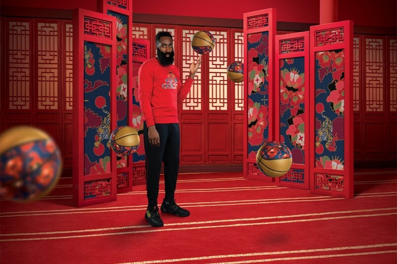 adidas Basketball更聯同NBA球星James Harden和Derrick Rose帶來新春別注版服飾及籃球鞋系列，整體