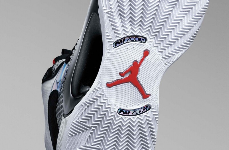 鞋底當然是經典的「Jumpman」logo，配上人字紋外底設計，可以滿足任何形式的腳步