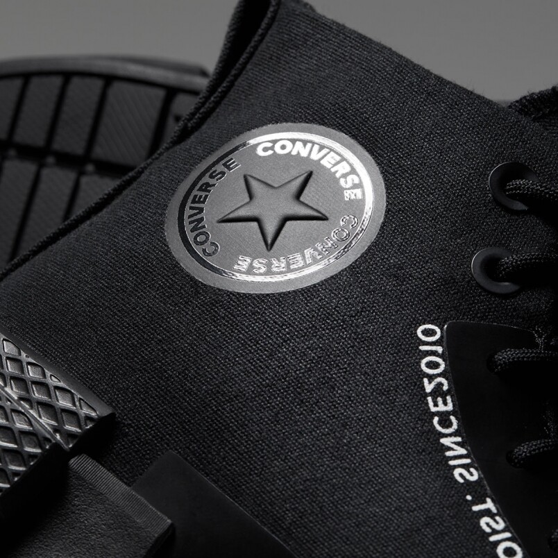 鞋眼處的Converse字母印花，具有強烈的質感，亦是另一讓人注目的焦點。