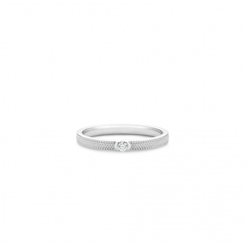 重約0.03克拉的圓形明亮式單鑽以半包鑲方式鑲嵌於寬2mm的戒指上