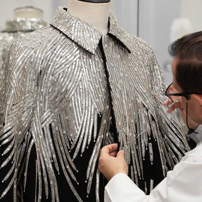 而這件大衣用上900小時在巴黎刺繡工房Vermont製作，然後又在Dior的工房製作