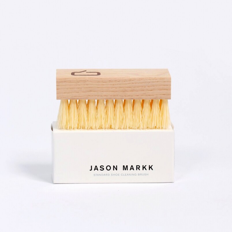 除了波鞋專用濕紙巾能夠輕易洗鞋外，Jason Markk推出的standard sneaker cleaning brush亦適合尋常