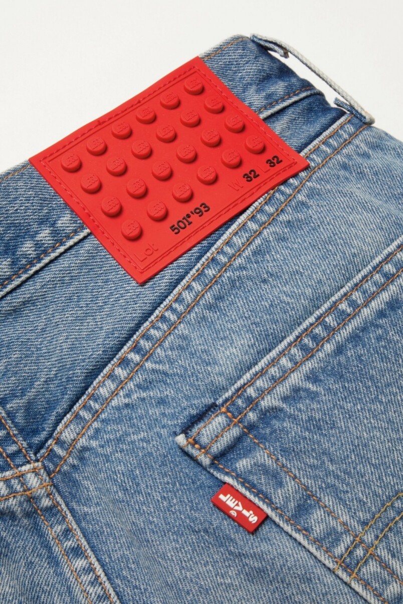 牛仔褲背後的皮製標籤亦換上了LEGO造型，配以鮮紅襯色，讓人遠遠一眼就