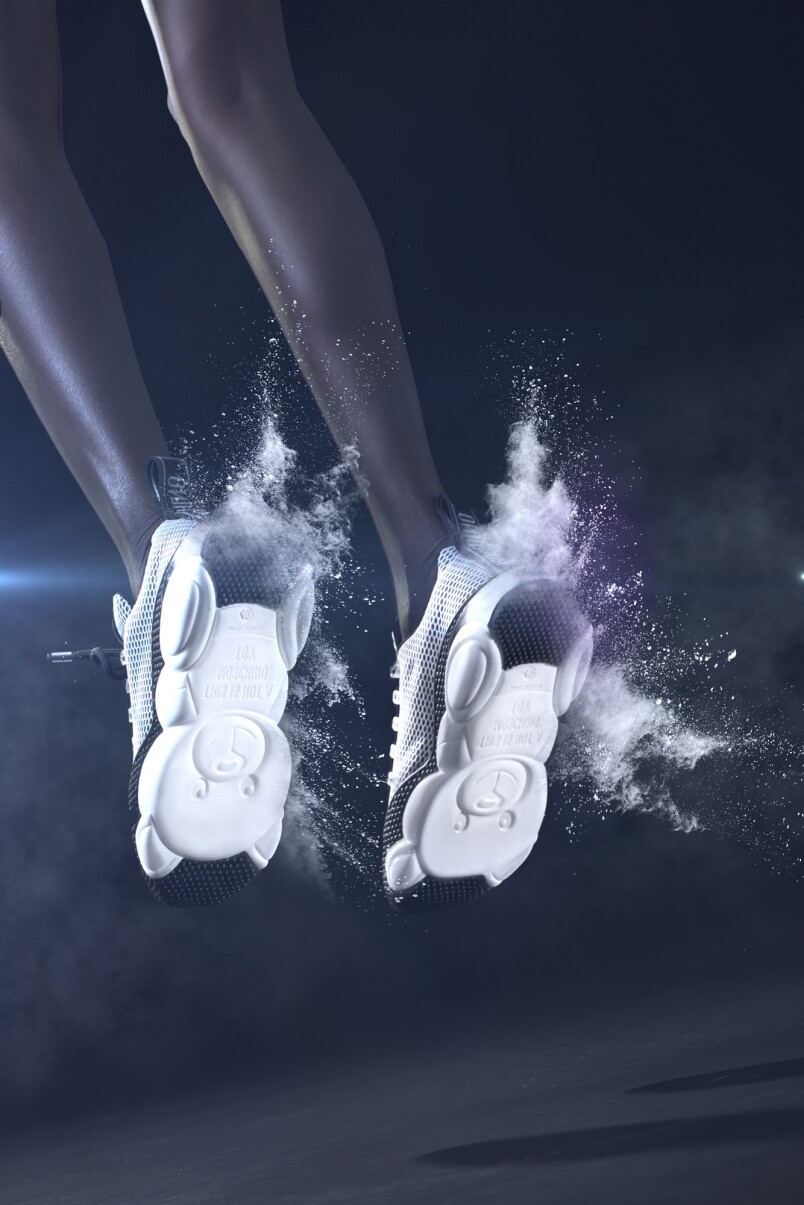 最新款的Moschino Teddy Bubble標誌性運動鞋，設有男女裝同款，以街頭裝扮亮相，完美詮