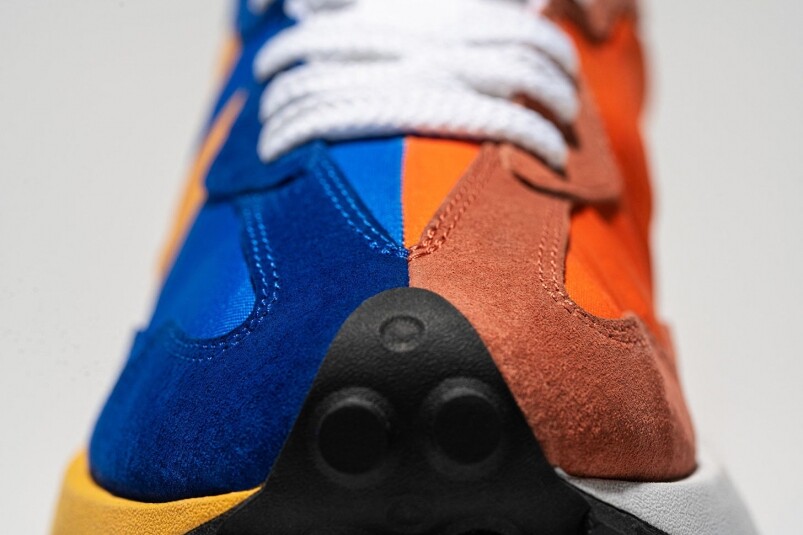 採用鴛鴦色設計的MS327LAA最有復古味道，左、右腳鞋身均由藍及橙兩種復