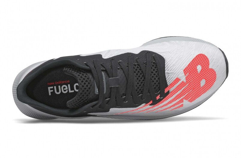 FuelCell Prism的鞋面設計緊貼腳背，為中足提供更佳保護，同時保持前掌的靈活性