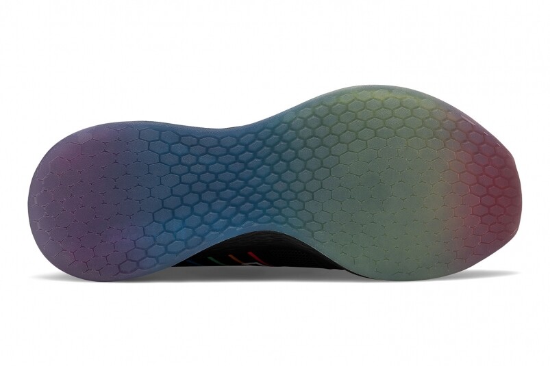 Fresh Foam緩震中底功能極佳帶來流暢跑感，亦同樣地加入彩虹色調！
