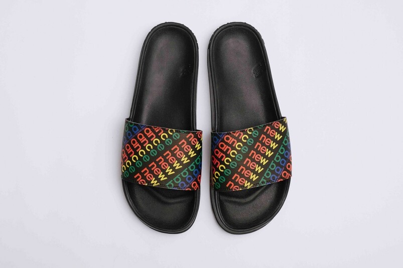 New Balance這款拖鞋以黑色為主要設定，並以七種顏色拼出「new balance」字樣圖案。效果