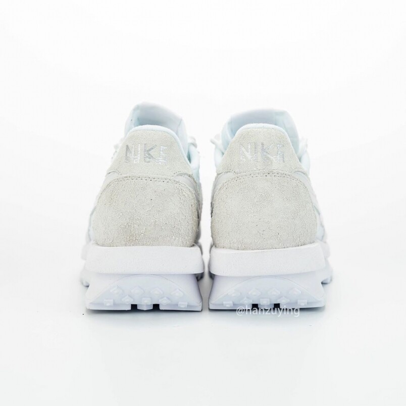 鞋跟位置用上灰白色麂皮，低調地將兩個品牌的名字呈現。