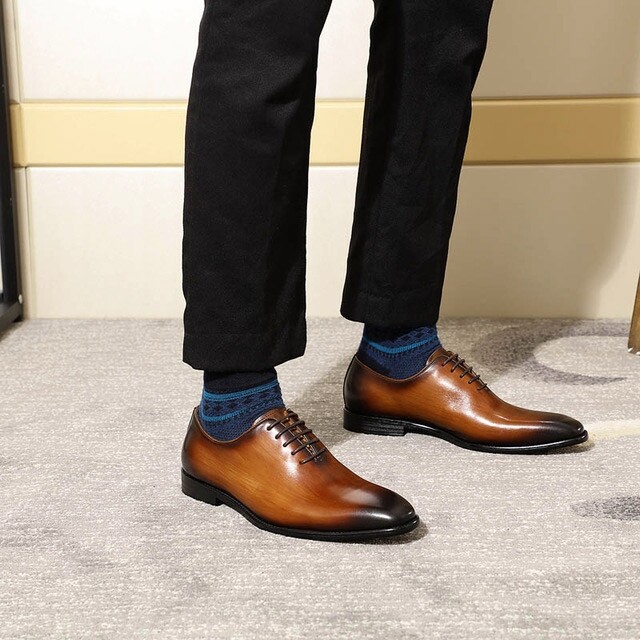 一般的牛津鞋多為黑色及啡色，要穿出其formal味道，身上的西裝應盡量簡潔