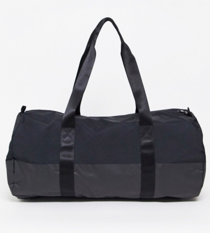 作為戶外用品專家，Eastpak可說是產量最多的一個，這個迷彩設計並於旅行袋
