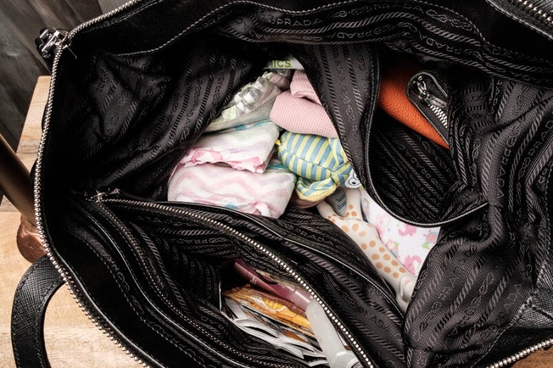 旅行袋不像行李箱般內籠可以有很多間隔，但一些細少的暗袋總是少不