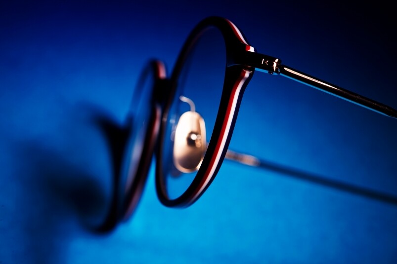 如此設計一下子將Thom Browne的紅白藍精神發揚光大之餘，兩副眼鏡的外觀仍