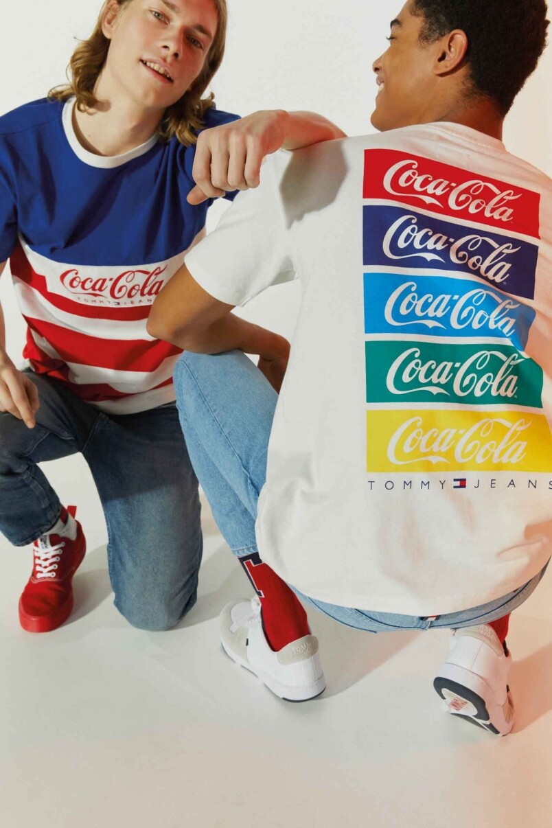 TOMMY JEANS Coca-Cola 男裝及女裝別注系列重新推出 1980 年代系列的款式，以當代的剪