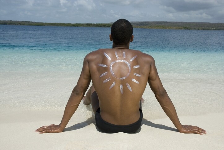 陽光中的UVA和UVB都會對皮膚造成傷害，而波長較長的UVA更可穿透玻璃和