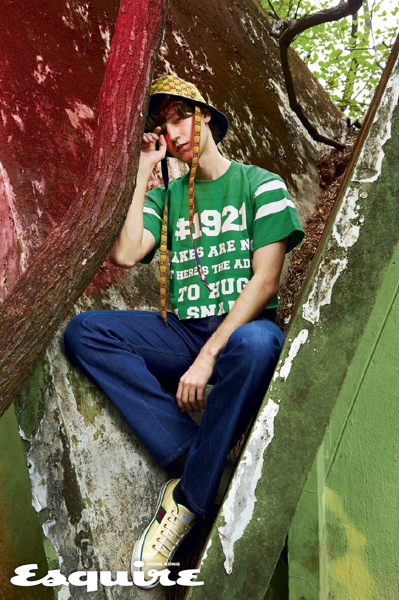 Gucci Multicolor綠色洗水圖案cropped tee、藍色牛仔褲、黃色GG Supreme Fedora帽及Tennis 1977牛油色帆布波 Gucci Multicolor綠色洗水圖案cropped tee、藍色牛仔褲、黃色GG Supreme Fedora帽及Tennis 1977牛油色帆布波