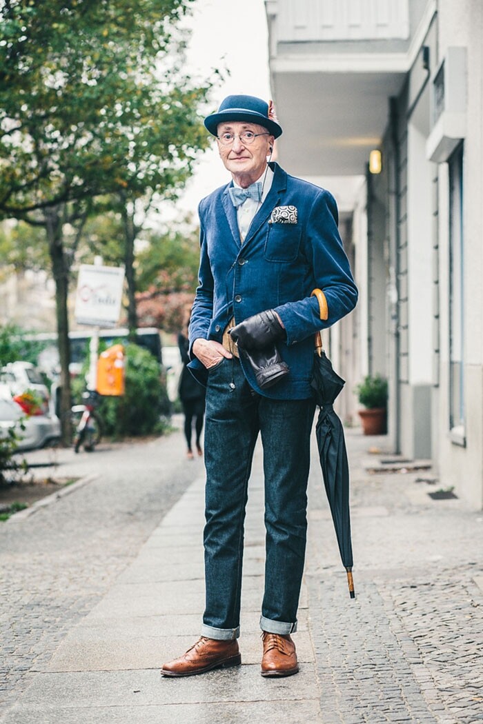 Günther Krabbenhöft的英倫風格當然要有fedora帽作點綴，充滿紳士風，而雨傘或許是跟