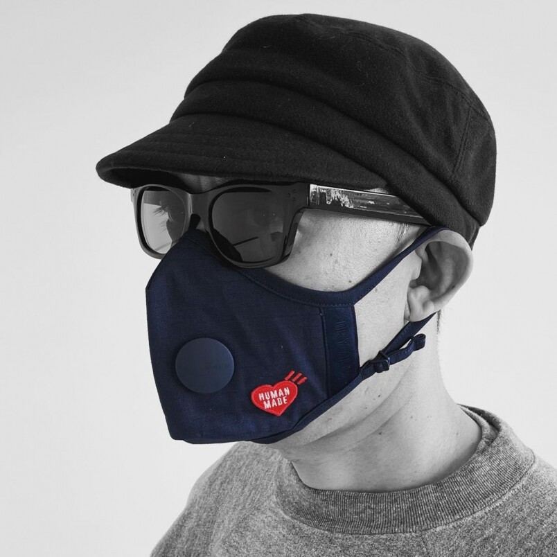 NIGO早於上月底於其個人Instagram上，親身演繹自家品牌HUMAN MADE X Airinum的口罩造型照