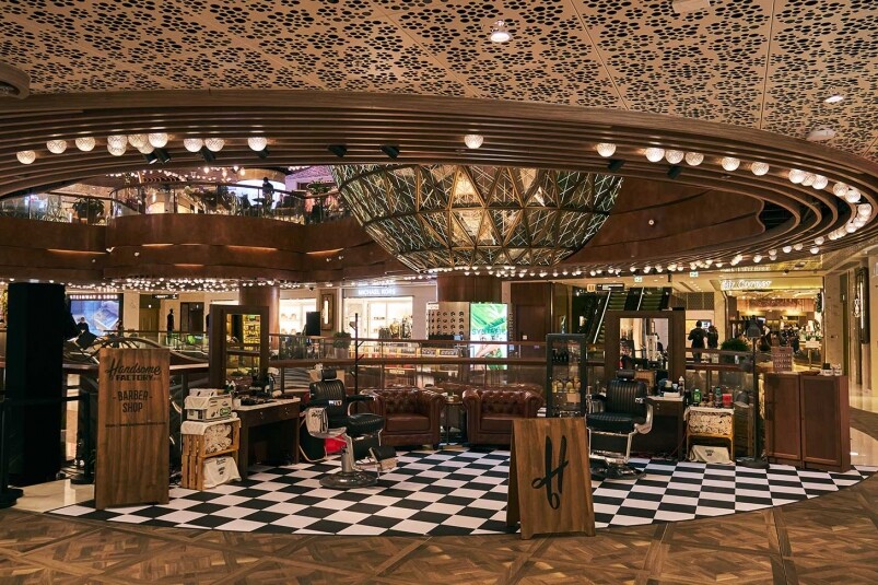 Handsome Factory Pop-up Barbershop 設於K11 MUSEA 1樓的紳士文化區,一進走去,復古格調就像走進 Handsome Factory Pop-up Barbershop 設於K11 MUSEA 1樓的紳士文化區,一進走去,復古格調就像走進