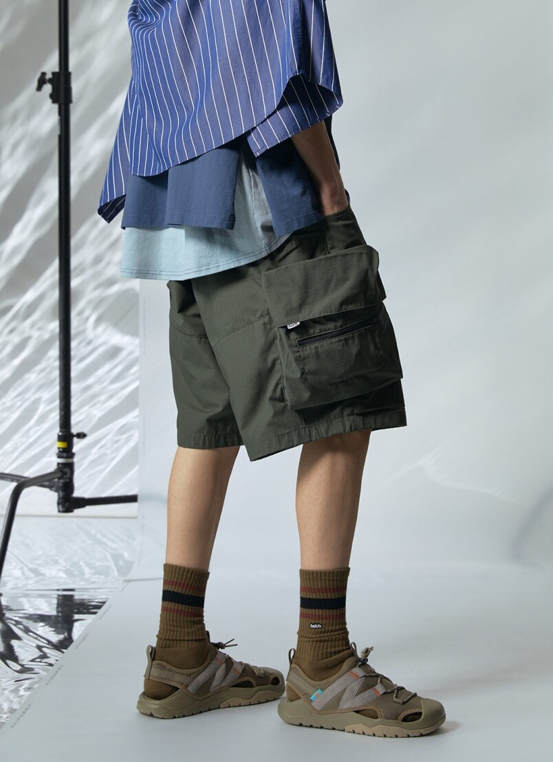 全新的Twelve Pockets Cargo Shorts設計，令整條短褲看起來效果更加立體。
