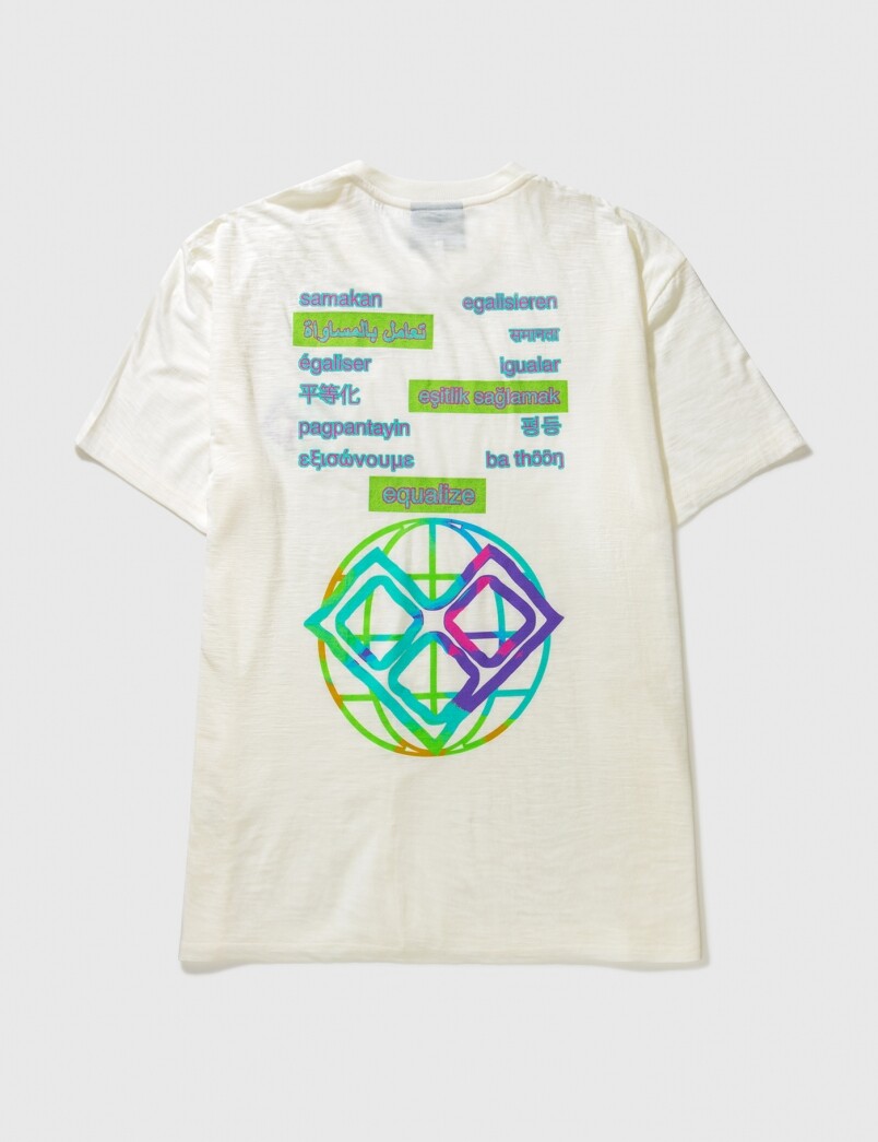 「這款T恤的設計圍繞活力與和諧的理念。我們力求打造有質感、多樣性的
