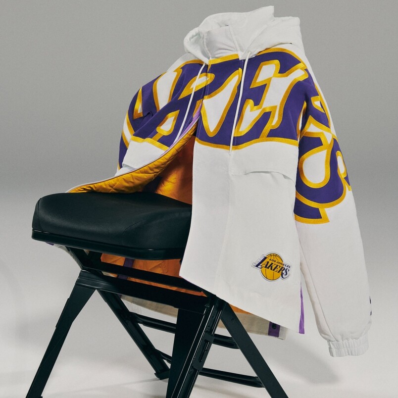 而兩件外套都將YOON向90年代籃球文化致敬的元素注入，以誇張風格呈現