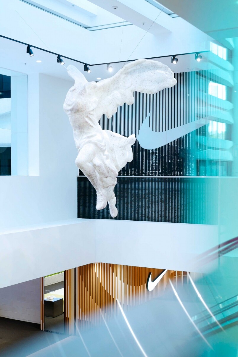 而海港城的樓高兩層Nike Store也用上了環保物料，店內更放有由Nike Grind 回收物