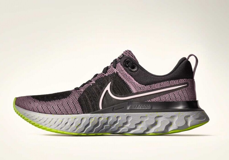 Nike React Infinity Run 2，它採用了全新的Nike Flyknit技術，增強了足尖、鞋帶孔和鞋後跟部位