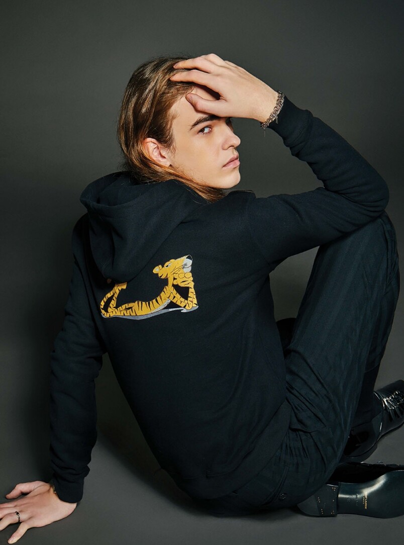 Saint Laurent by Anthony Vaccarello 圖案衛衣、銀色手鐲、黑色直腳牛仔褲及黑色尖頭皮鞋 Saint Laurent by Anthony Vaccarello 圖案衛衣、銀色手鐲、黑色直腳牛仔褲及黑色尖頭皮鞋