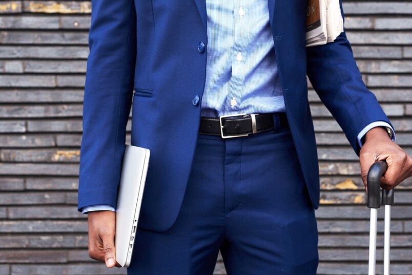 拿來搭配西裝的正裝皮帶，寬度應該在2.5-3.5公分之間，顏色以深色如