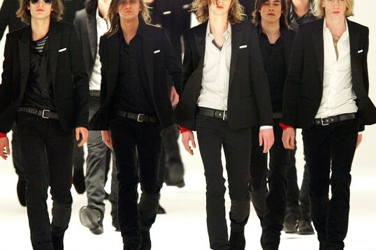 2000年入主Dior並為品牌推出男裝系列Dior Homme的設計稱Hedi Slimane，其推出一系列至