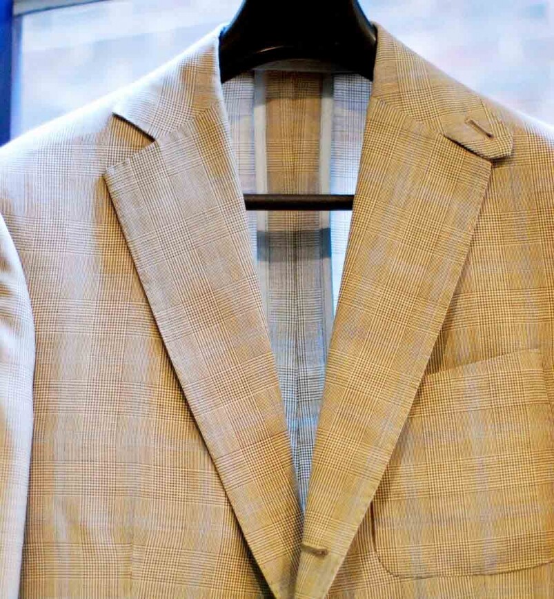 西裝內裡主要分為三種,full lining、half lining及unlined,前者為全裡款式但袖於在西裝內 西裝內裡主要分為三種,full lining、half lining及unlined,前者為全裡款式但袖於在西裝內