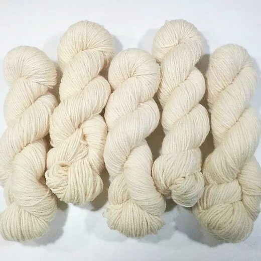 綿羊毛是製作衣服中最主要的原材料，其具有防火、防臭同防污性能。羊毛