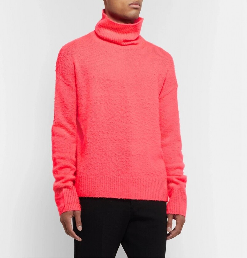 這件粉紅色的樽領衫相對上屬較fashion的設計,皆因其無論衫身或是領圍都 這件粉紅色的樽領衫相對上屬較fashion的設計,皆因其無論衫身或是領圍都