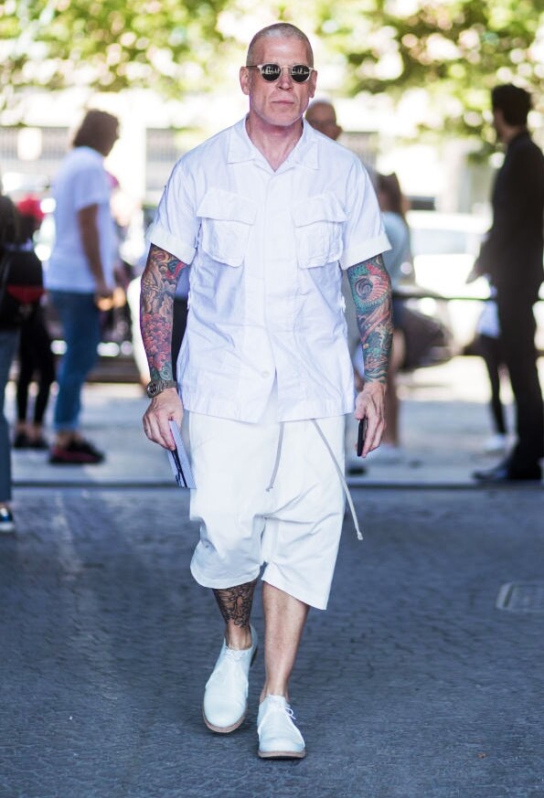被稱為全球穿著短褲最好看的男人Nick Wooster，他身上穿著的其實屬白色百慕