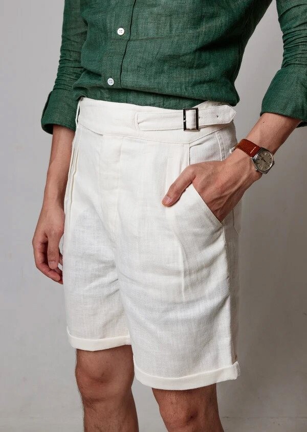 白色軍裝短褲（White Gurkha Shorts）其實它是二戰時期的印度英軍軍褲，它跟一般褲款