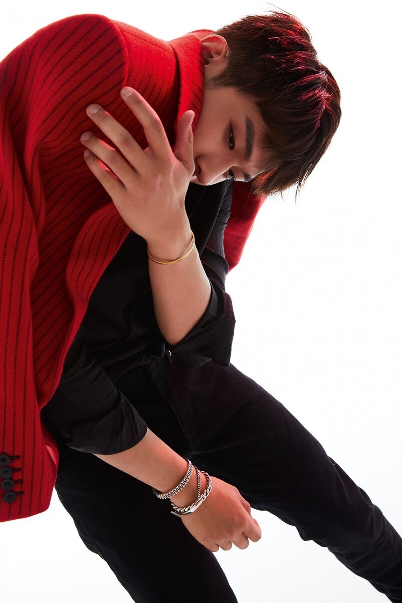 Saint Laurent by Anthony Vaccarello紅色條子西裝外套、黑色恤衫、黑色直腳牛仔褲、銅色手鐲及多