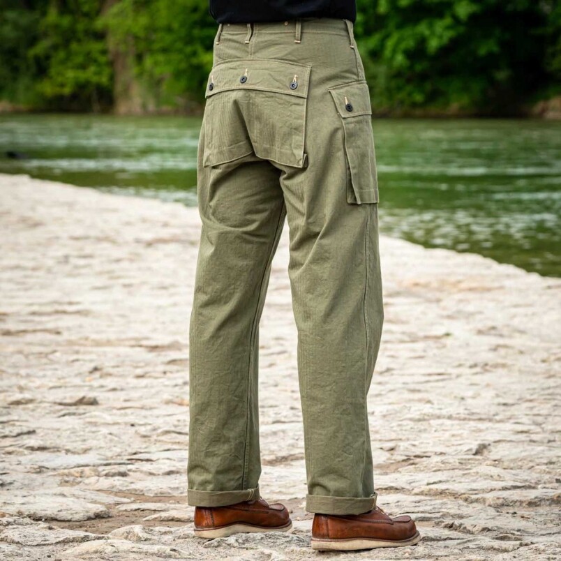 Monkey Pants的最大特色是背後的大口袋，據知由於其設計像極猴子的屁股而得