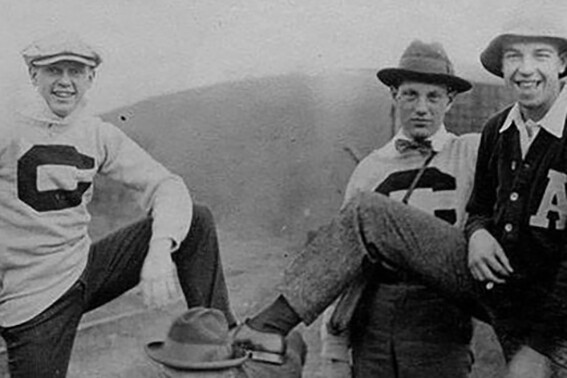 有說世界上第一件連帽衛衣，是Champion。1919年，Simon Feinbloom與父親一同創立了一家運動