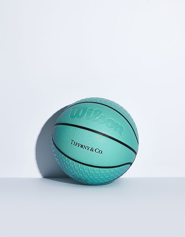 Tiffany & Co. 與藝術家 Daniel Arsham 再度攜手合作，為由 Tiffany & Co. 和克利夫蘭騎士隊 （Cleveland Cavaliers）在 StockX