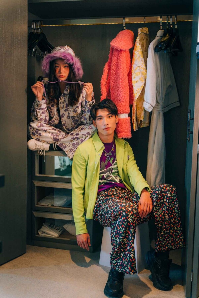 由 Rex Lo 和 Elly Cheng 創立的本地創意街頭服飾 SOMEWHERE NOWHERE，利用花卉圖案、紫色絲帶、粗