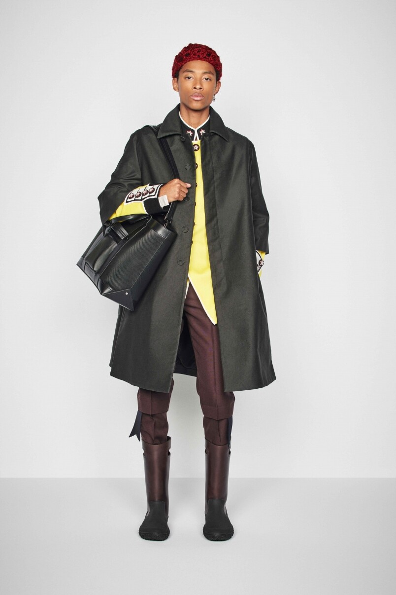 WWDIOR男裝袋在創意總監Kim Jones主理的2021-2022年冬季Dior男裝系列發佈會上正式